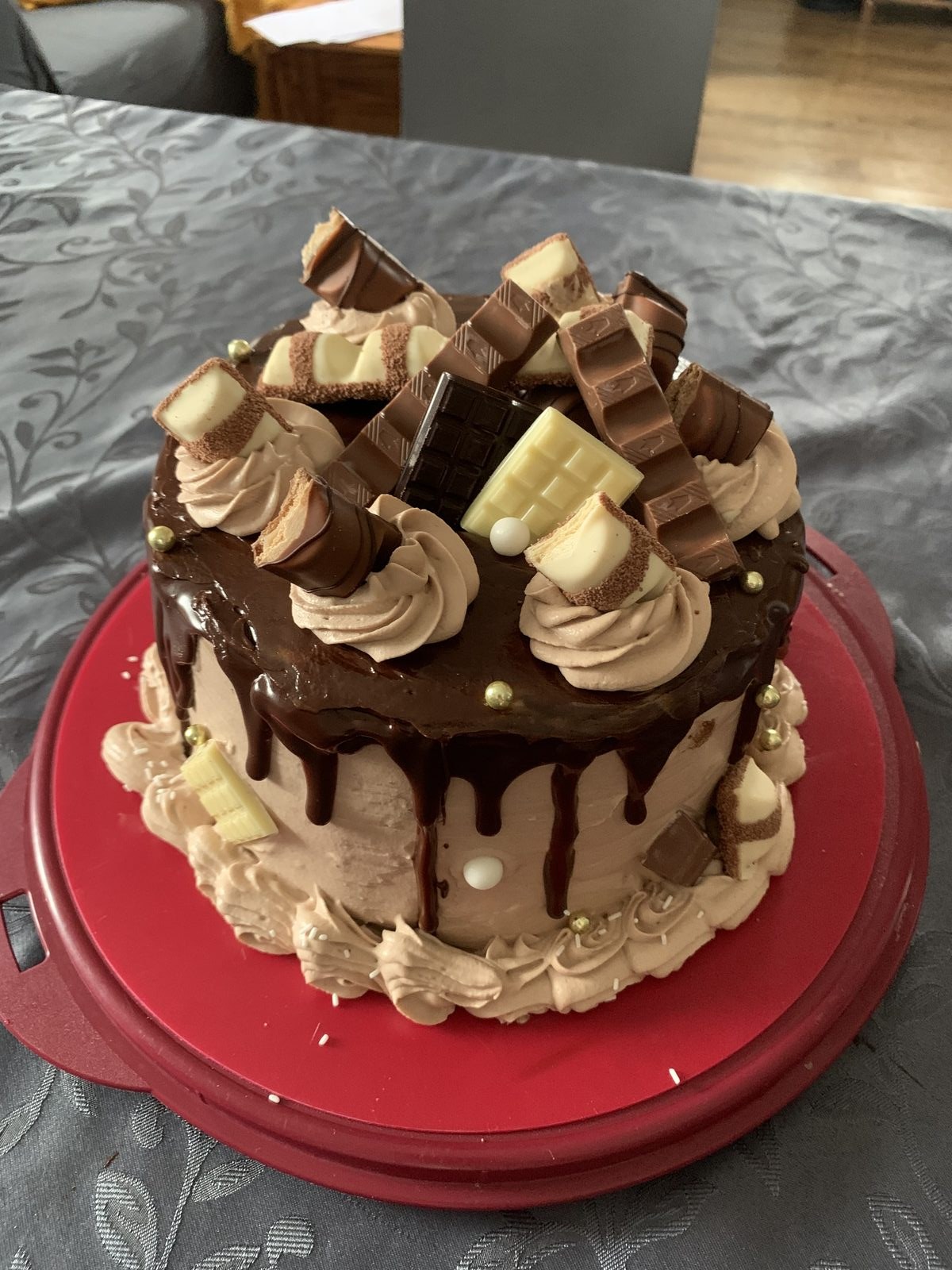 Gâteau d'anniversaire personnalisé, décoré de chocolats et de gourmandises
