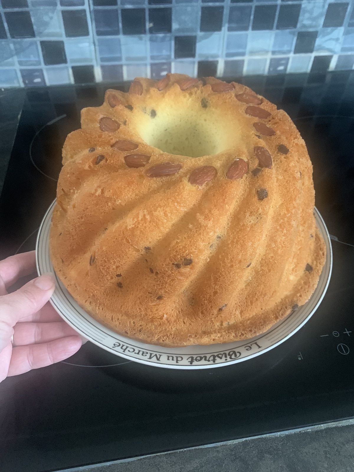 Kougelhopf aux amandes présenté à la main