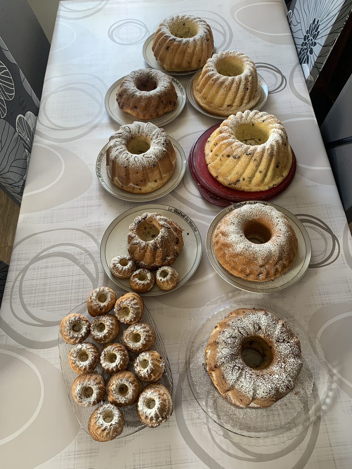 Collection de kougelhopfs de différentes tailles